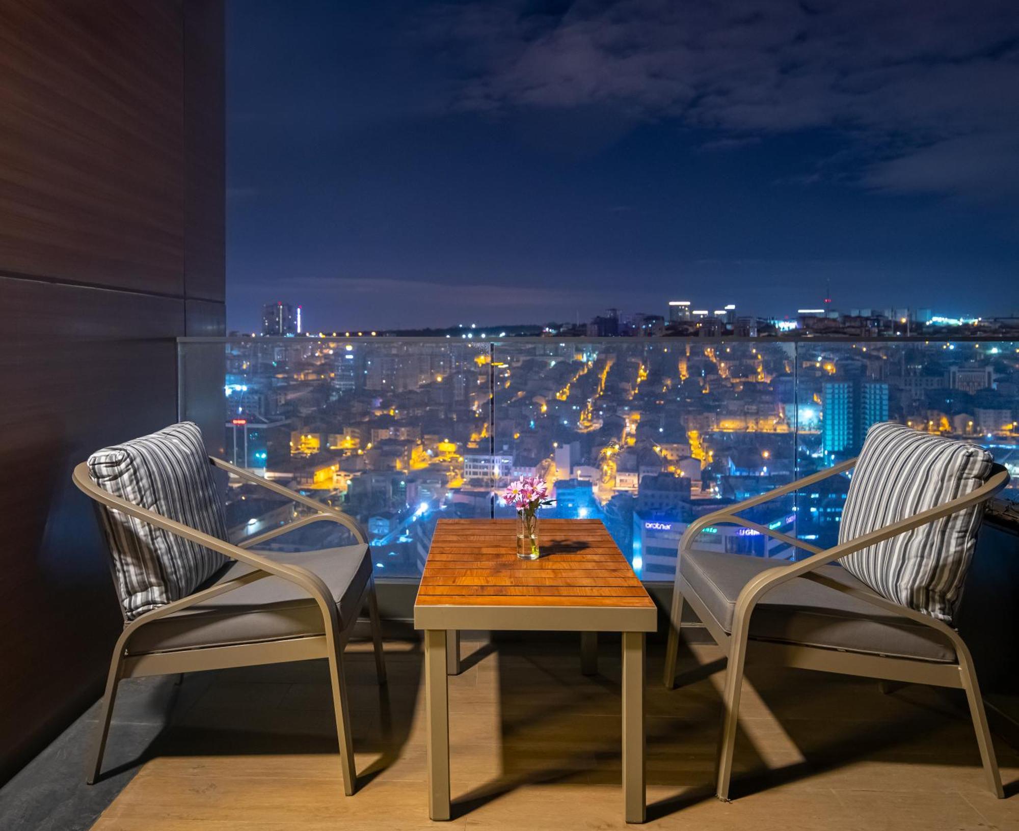 ホテル Movenpick Living Istanbul West エクステリア 写真 View from the balcony of a suite
