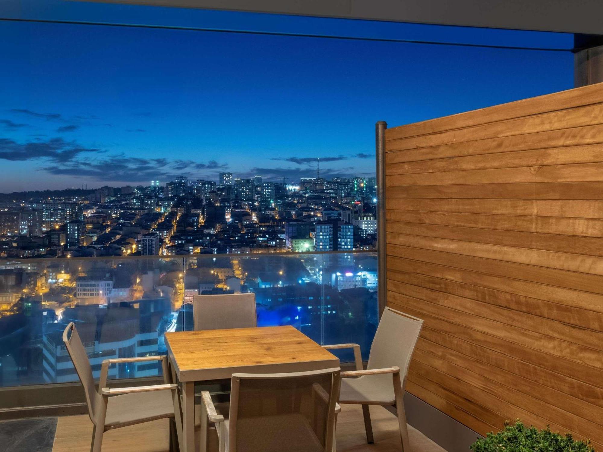 ホテル Movenpick Living Istanbul West エクステリア 写真