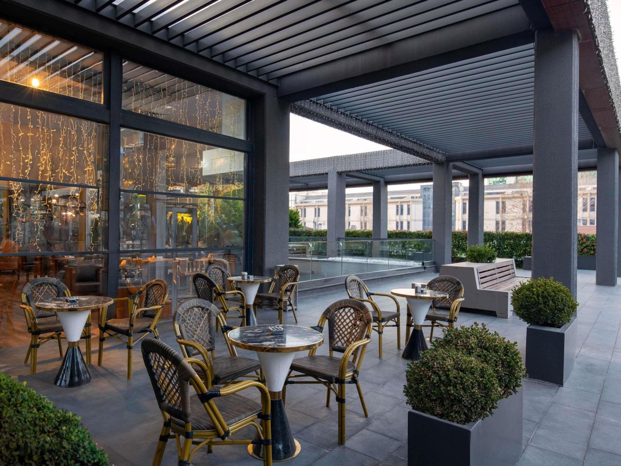 ホテル Movenpick Living Istanbul West エクステリア 写真